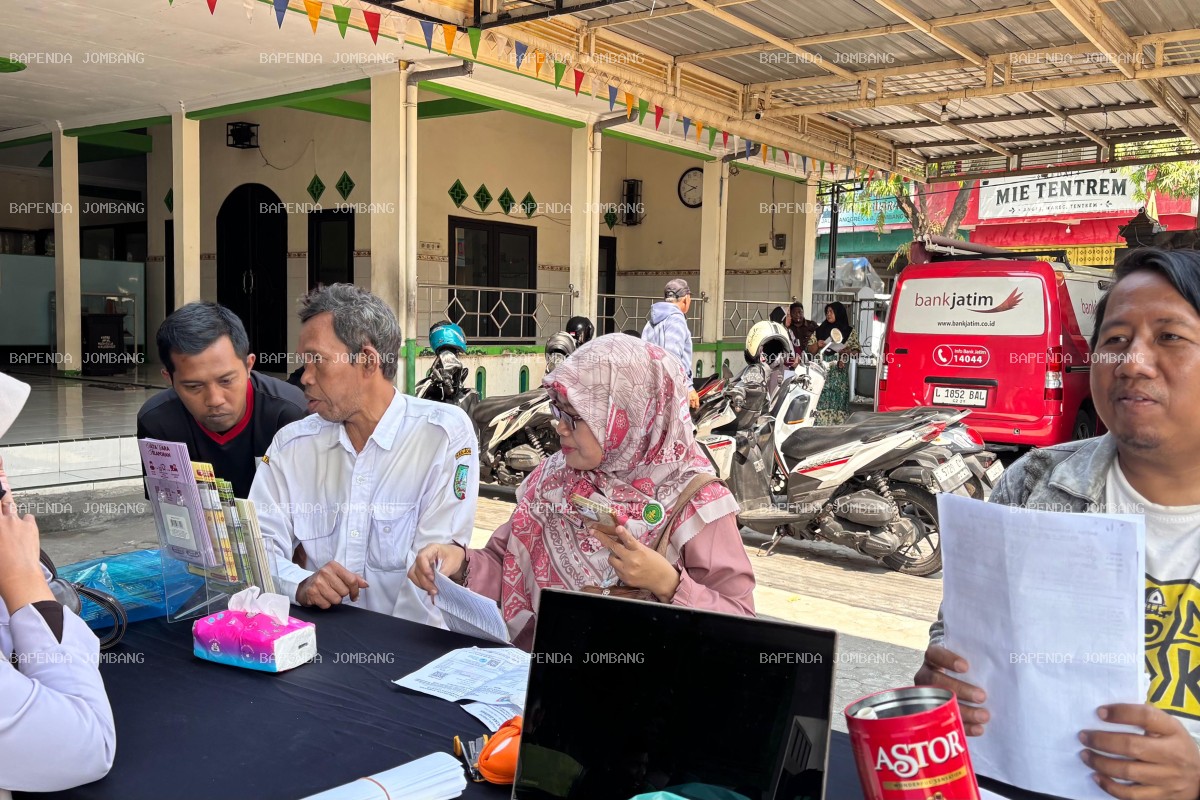 Program 'Mampir RW' Bapenda Jombang Menyapa Desa Candimulyo, Memudahkan Bayar PBB Lewat QRIS