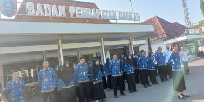 KENAKAN SERAGAM KORPRI SAAT APEL PAGI, WUJUD DISIPLIN ASN  BAPENDA KABUPATEN JOMBANG