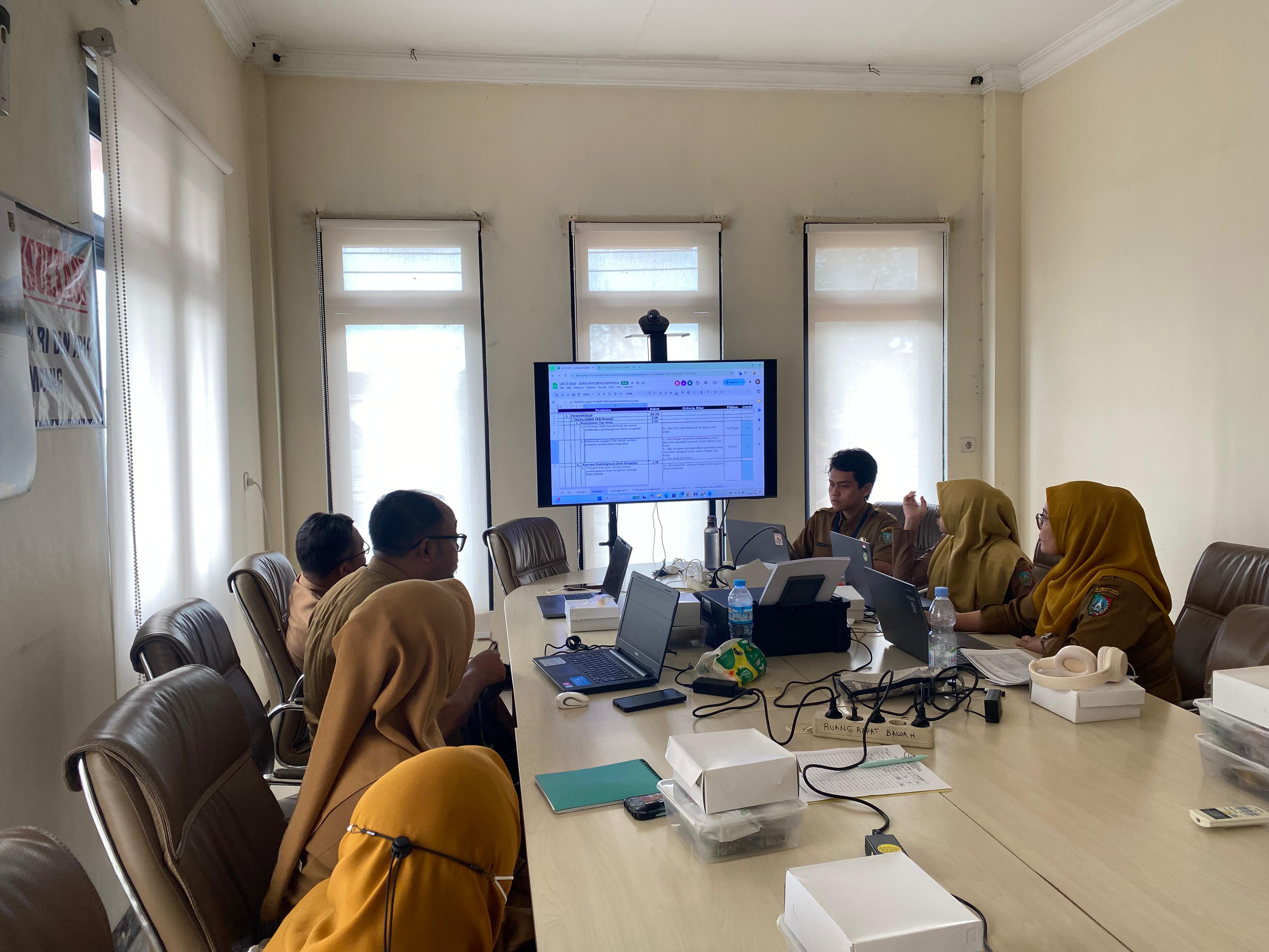 RAPAT DESK EVALUASI PEMBANGUNAN ZONA INTEGRITAS DI BAPENDA JOMBANG TAHUN 2025
