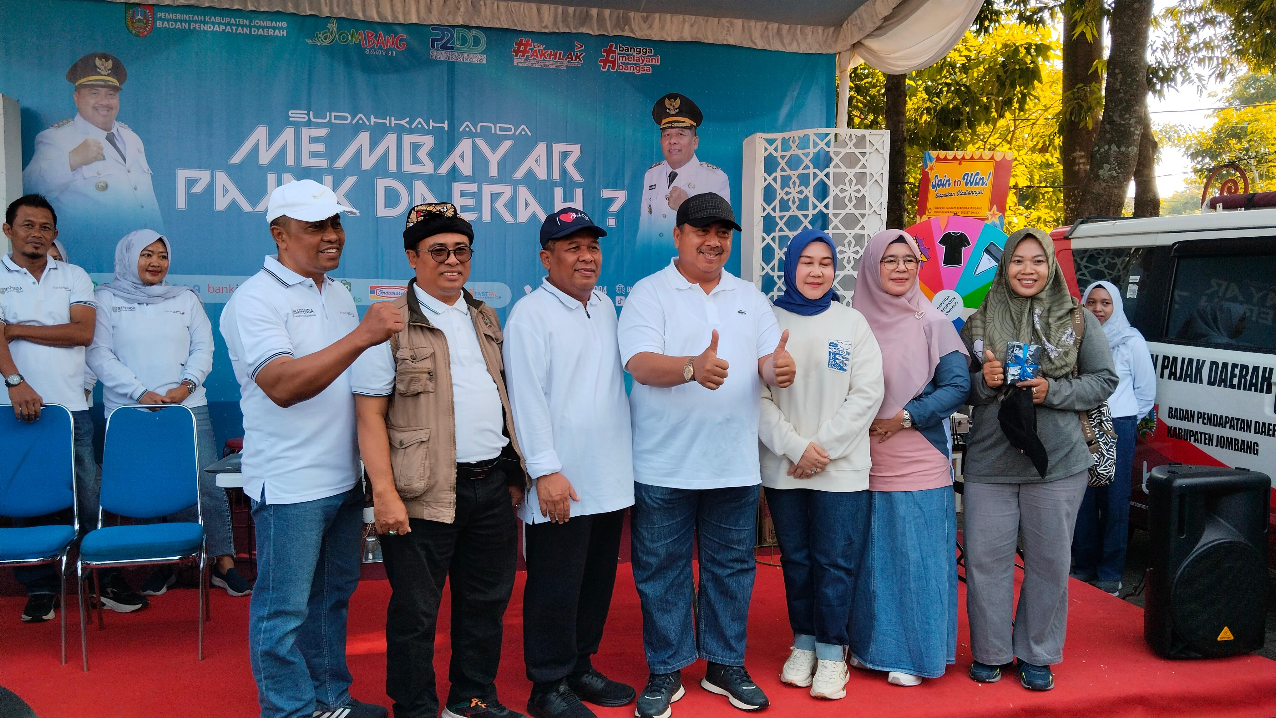 SINERGI UNTUK PELAYANAN PUBLIK : BAPENDA JOMBANG DALAM FUN WALK MAYDAY PERINGATAN HARI BURUH INTERNASIONAL DI ALUN ALUN JOMBANG