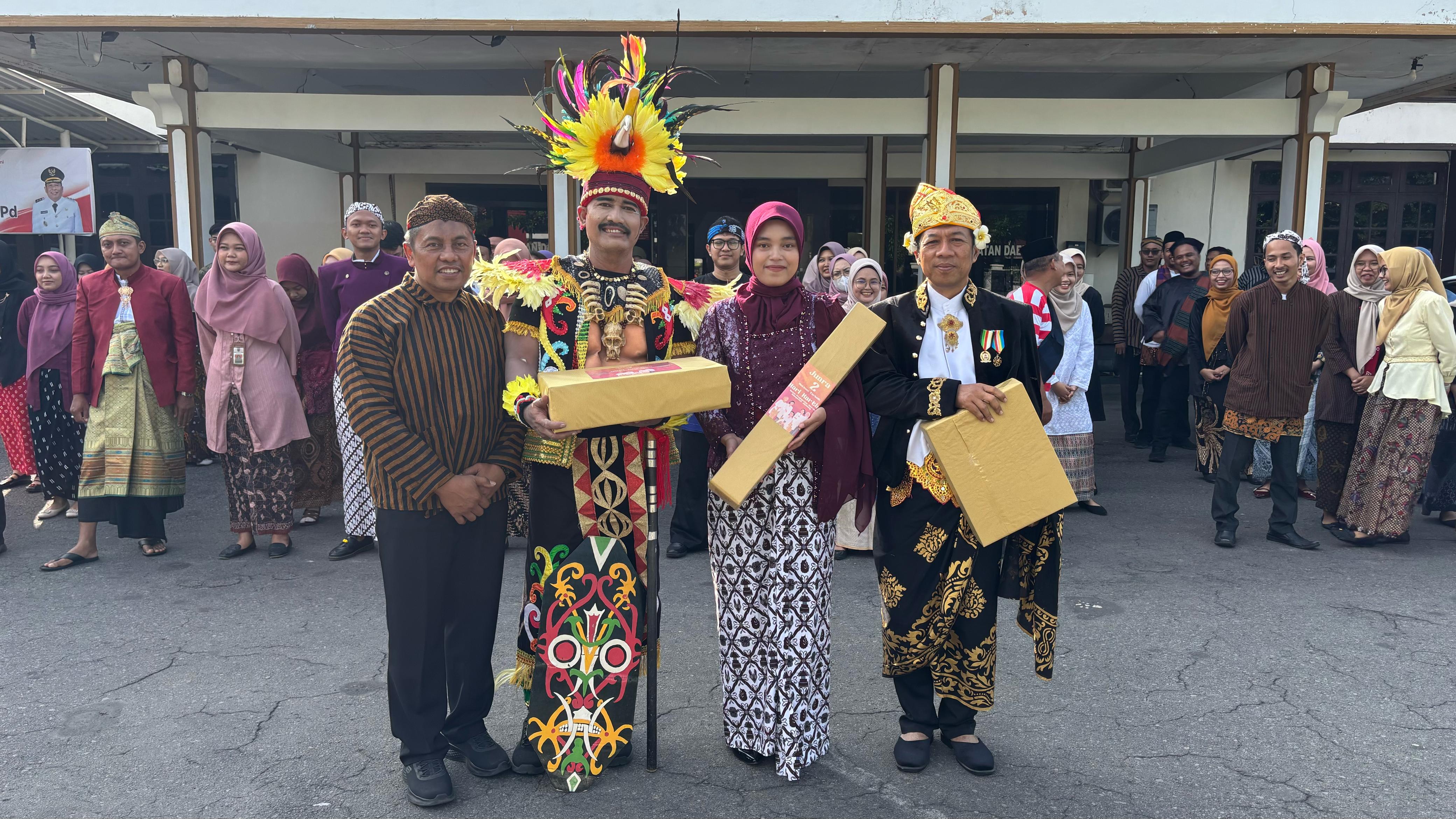 BADAN PENDAPATAN DAERAH KABUPATEN JOMBANG GELAR PERAYAAN HARI KARTINI DENGAN PENGHARGAAN DAN BERBAGI KEBAHAGIAAN