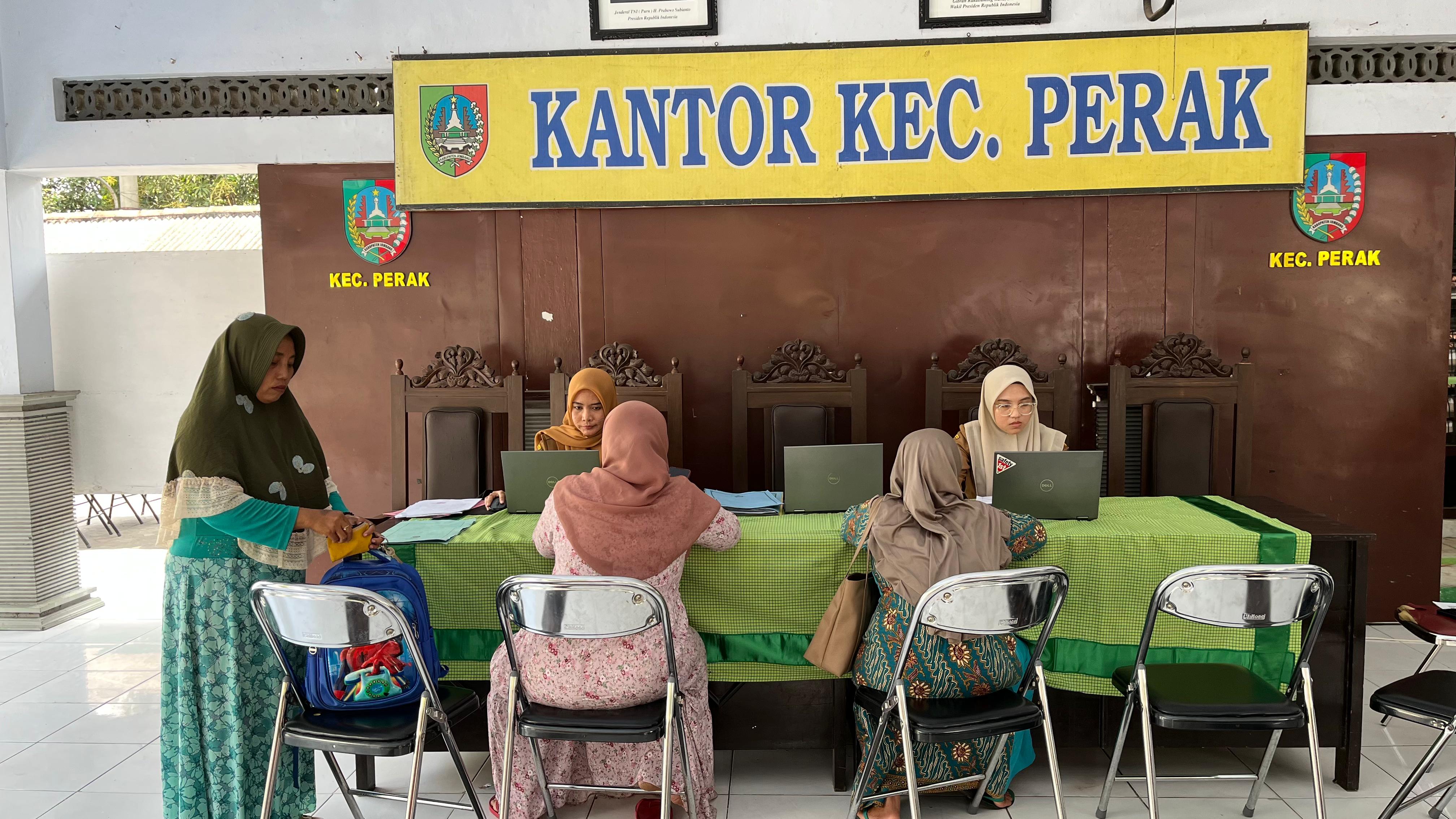 LAYANAN PAJAK JEMPUT BOLA (LAYAR JEBOL) BAPENDA JOMBANG, SUKSES DILAKSANAKAN DI KECAMATAN PERAK