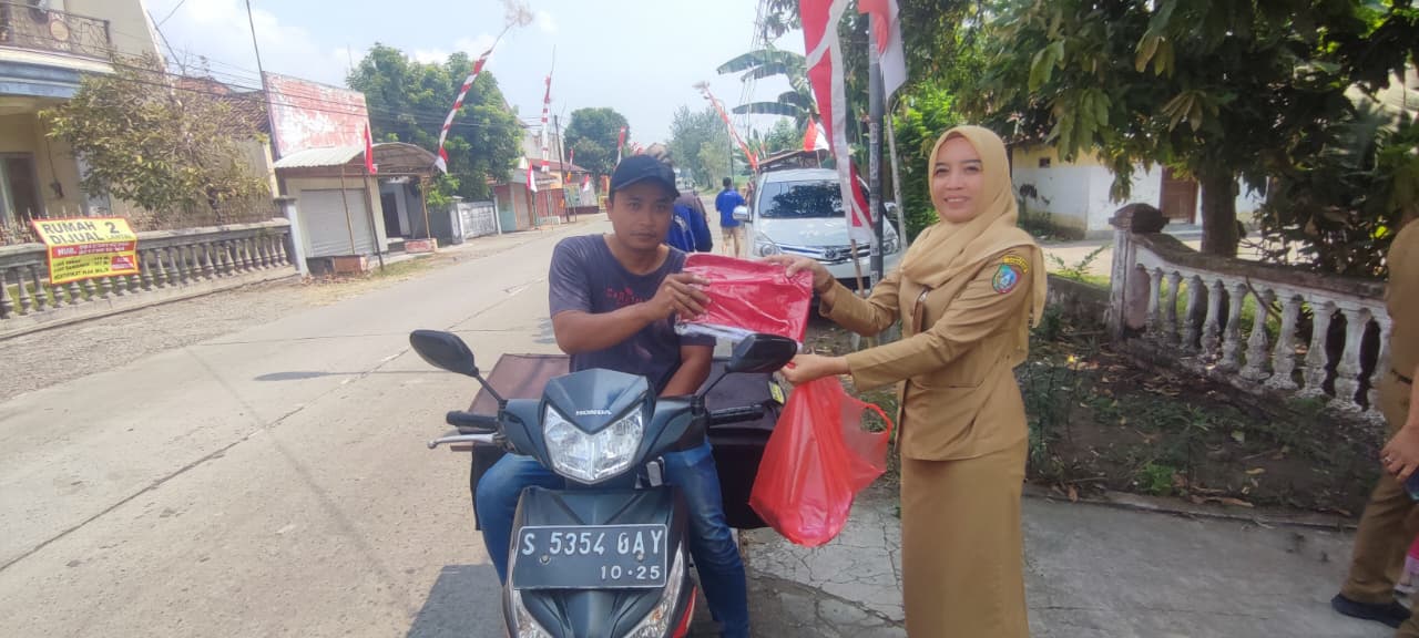 BAPENDA JOMBANG BAGIKAN BENDERA MERAH PUTIH UNTUK SEMARAK HUT KE-80 RI