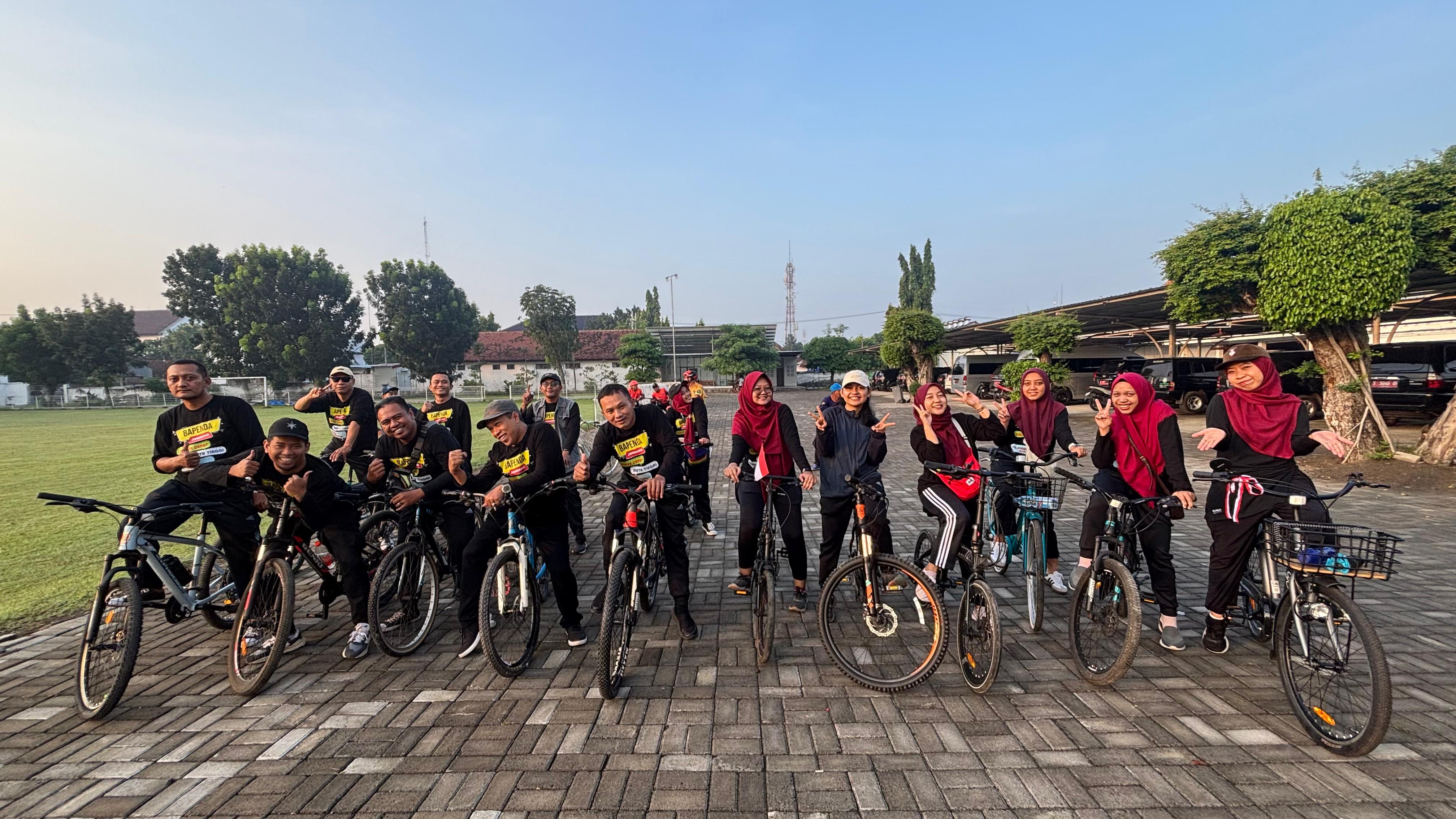 BAPENDA JOMBANG IKUT MERIAHKAN GOWES BARENG DALAM RANGKA SEMARAK HUT KE-80 RI