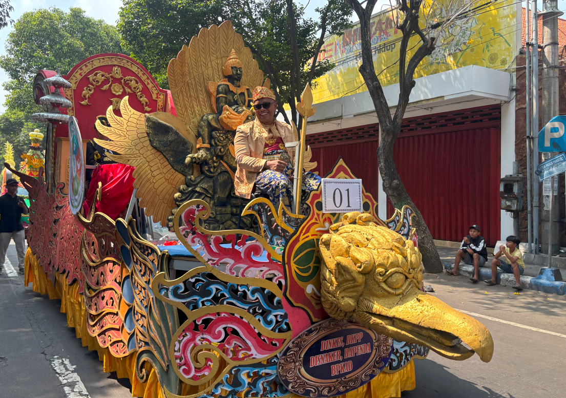 MERIAH! BAPENDA IKUT WARNAI KARNAVAL MOBIL HIAS HASIL BUMI HUT KE-80 RI DI JOMBANG