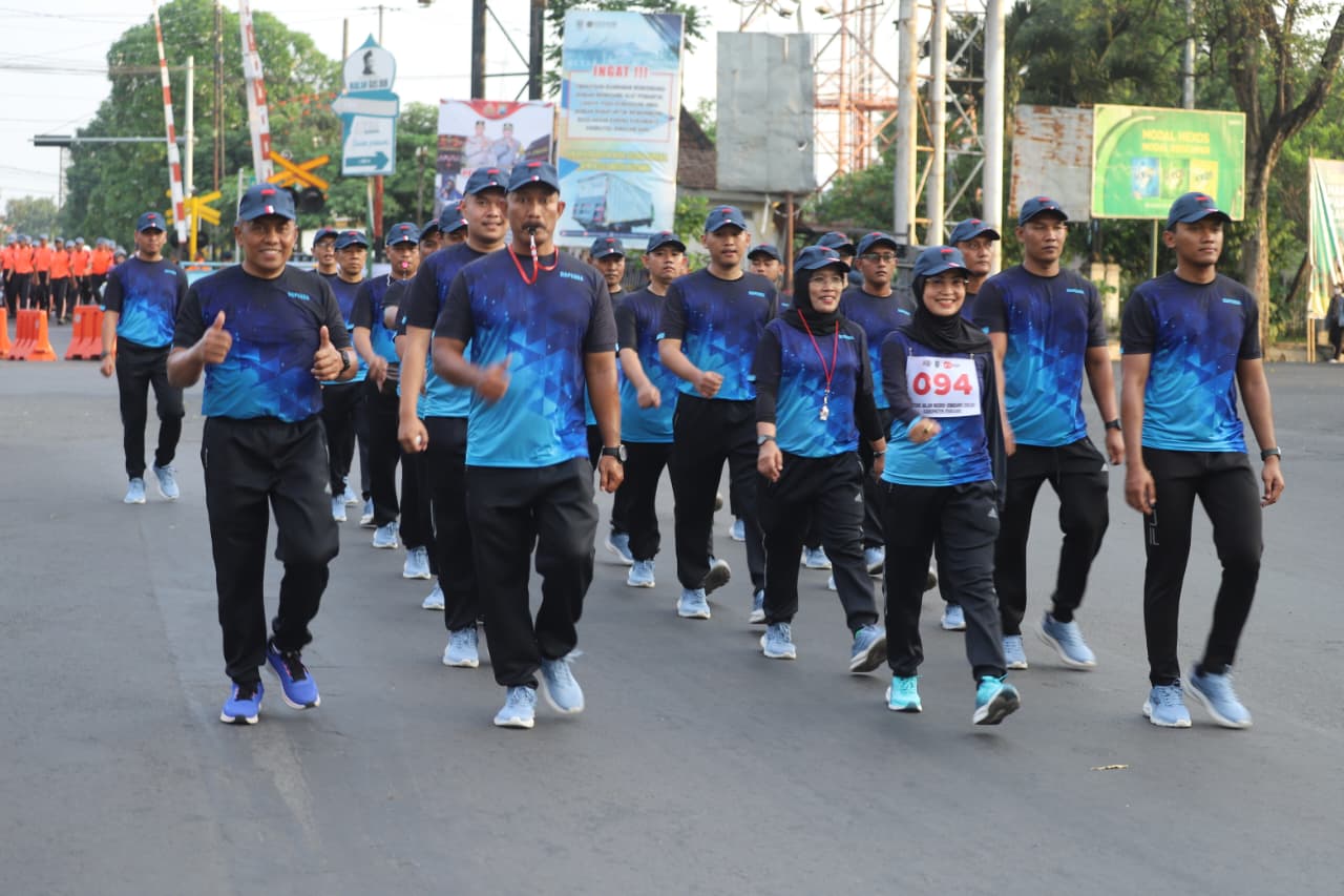 BAPENDA JOMBANG TURUT MERIAHKAN GERAK JALAN ROJO 2025