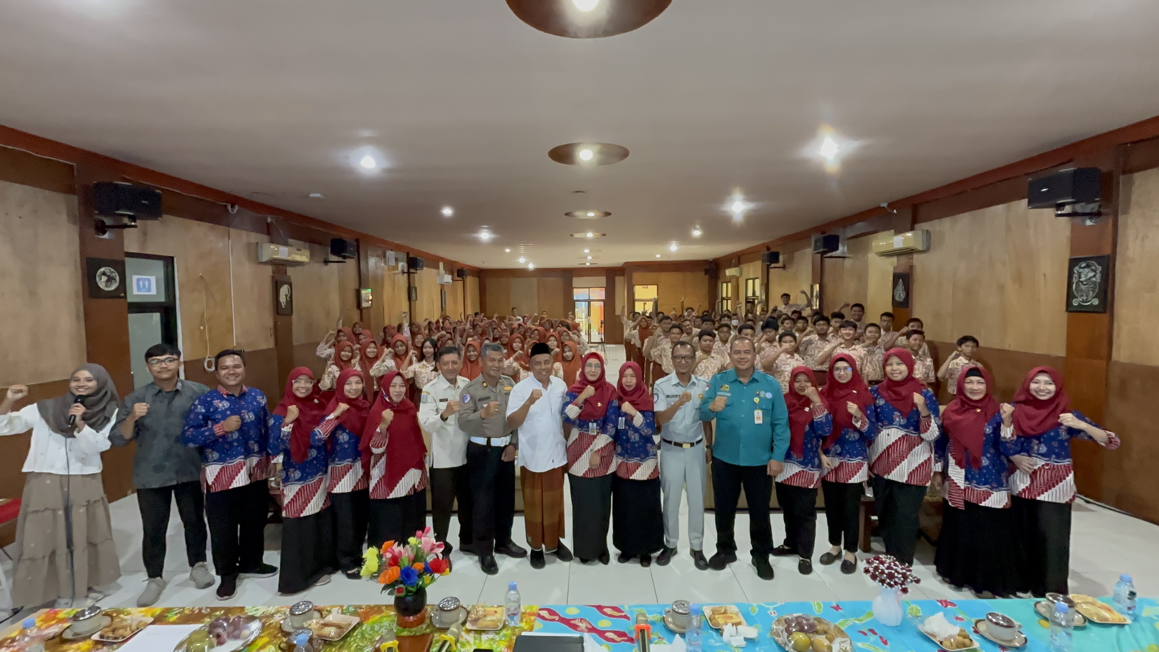 BAPENDA AJAK SISWA SMAN MOJOAGUNG SADAR KONTRIBUSI PAJAK DI SAPA PAJAK GOES TO SCHOOL