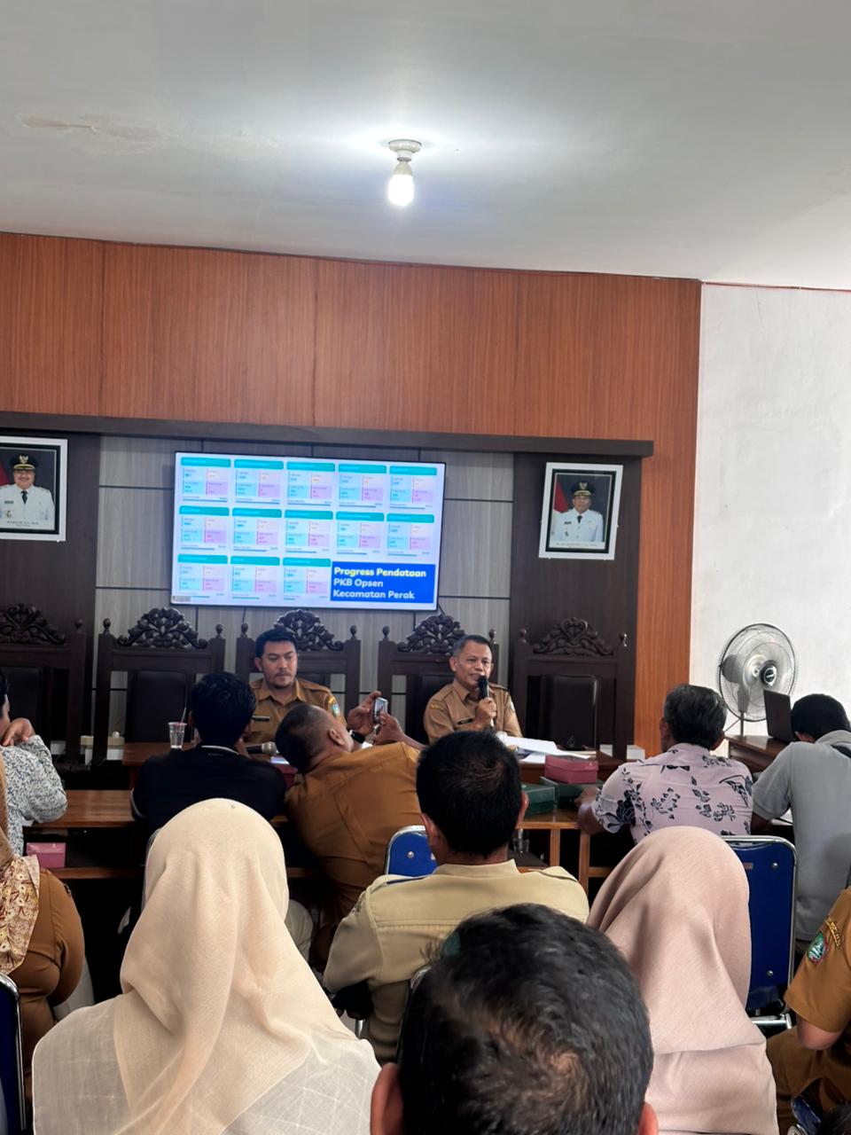 BAPENDA JOMBANG GELAR MONEV OPSEN PKB DI KECAMATAN PERAK: RUDI ANANTA BEDAH DATA, DESA TEMUWULAN NYARIS SEMPURNA