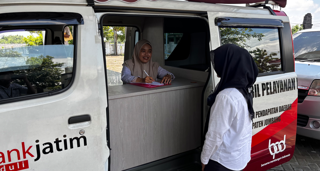 DEKATKAN LAYANAN, BAPENDA JOMBANG GELAR PELAYANAN JEMPUT BOLA DI BANDARKEDUNGMULYO