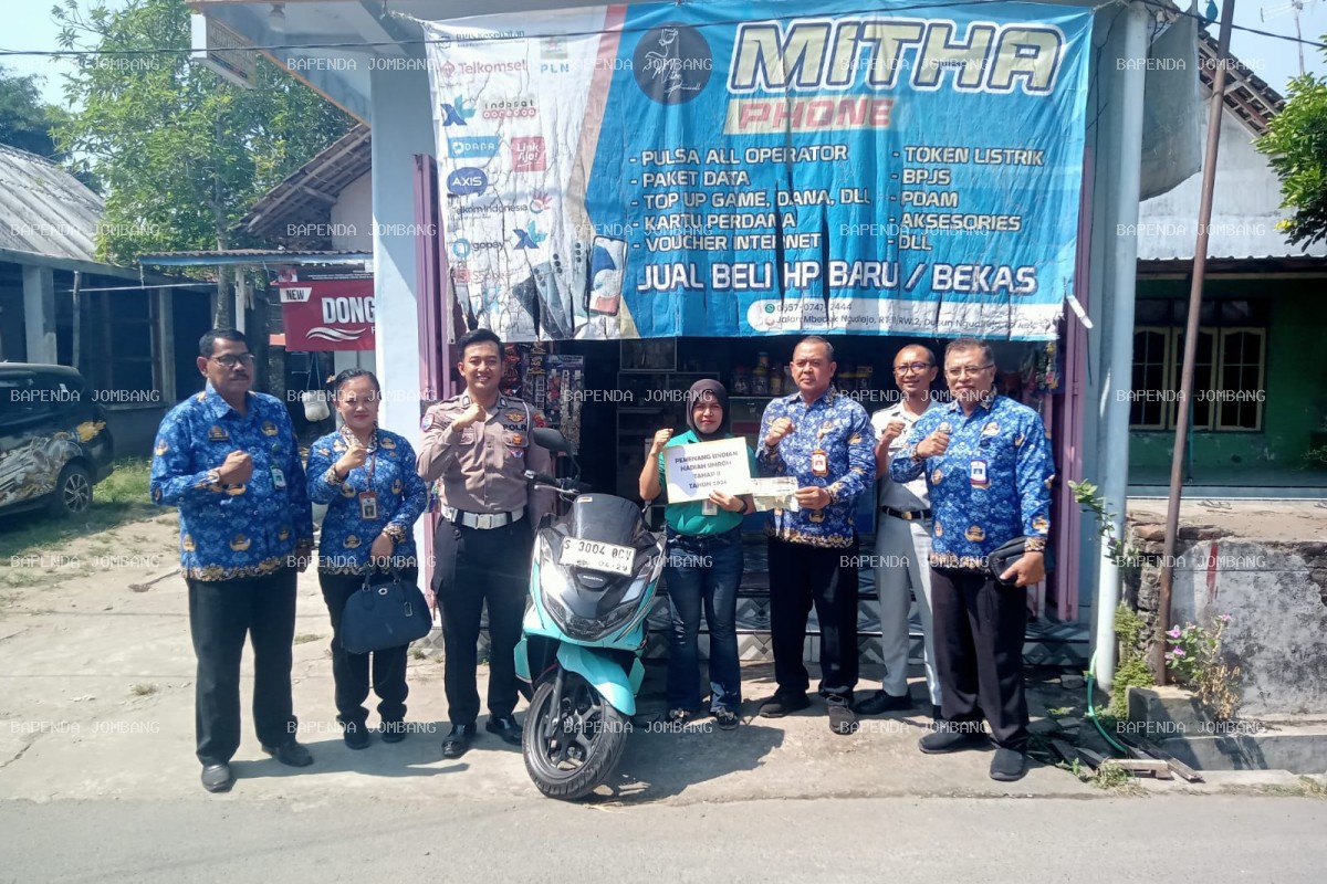 Tim Samsat Bersama Bapenda Jombang Kunjungi Pemenang Hadiah Umroh Tahap II di Ngudirejo