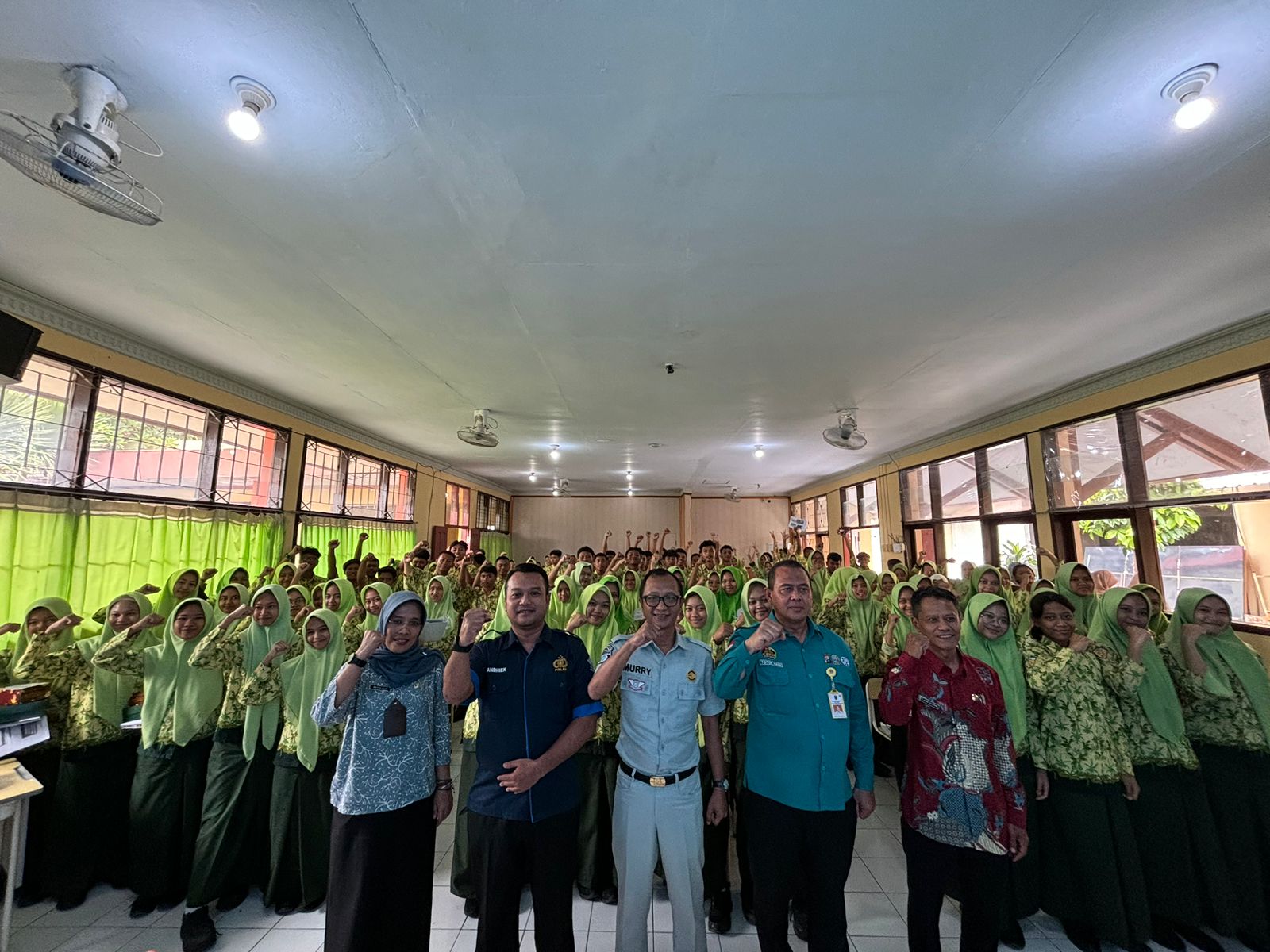 KEPALA BAPENDA JOMBANG SAPA SISWA SMAN PLOSO, TEKANKAN PENTINGNYA PAJAK SEBAGAI PILAR PEMBANGUNAN