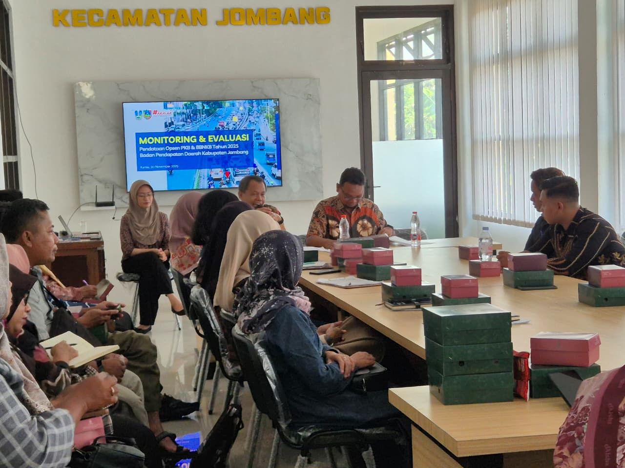 CAPAIAN TEMBUS 84 PERSEN, BAPENDA GELAR MONEV TAHAP II OPSEN PKB DI KECAMATAN JOMBANG